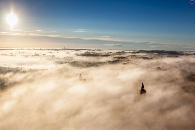 Lidzbark Warminski, miasto przykryte poranna mgla, EU, PL, Warm-Maz. Lotnicze.